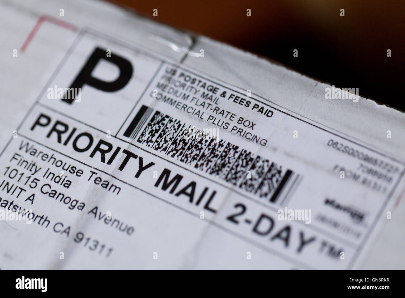 USPS Priority Mail 2-giorno etichetta di spedizione sul pacchetto ( posta prioritaria ) - USA Foto Stock