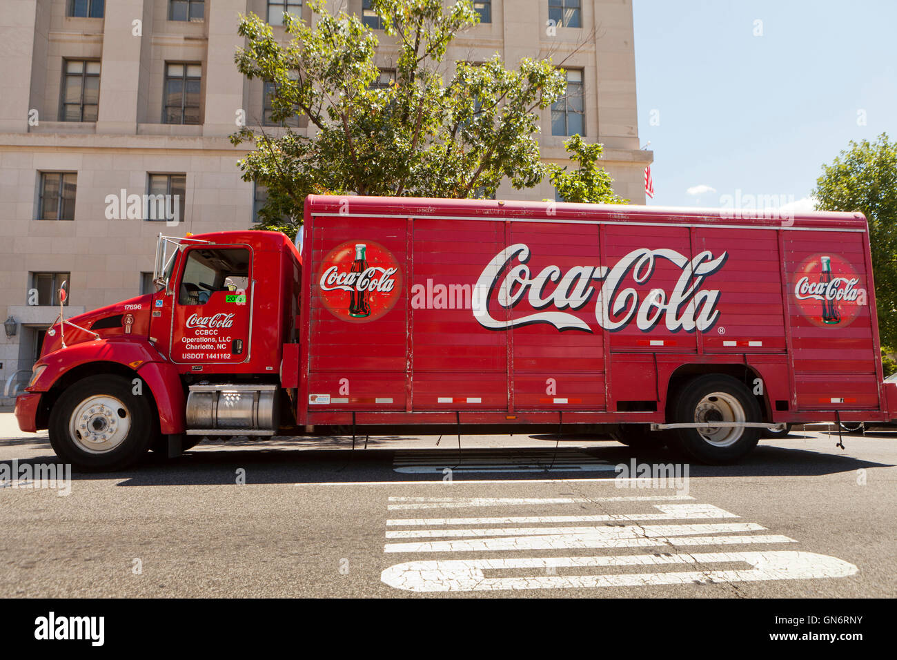 Coca-Cola consegna il carrello nella parte anteriore dell'edificio degli uffici - USA Foto Stock