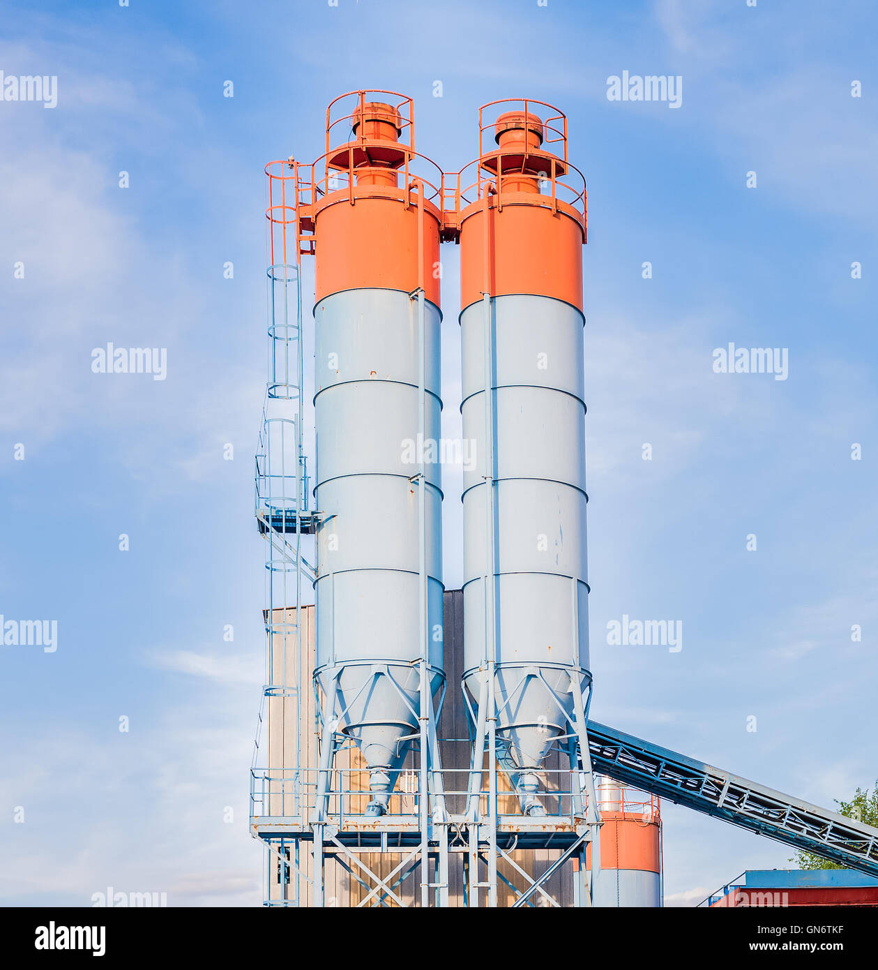 Silos industriali per la produzione di cemento Foto Stock