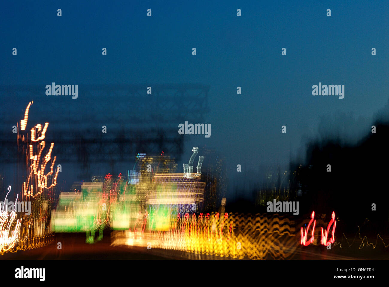 Tysons Corner, Virginia, Stati Uniti d'America - immagine sfocata di firmare le schede madri e barricate sulla strada al tramonto sulla Interstate 495 in Fairfax County, Virginia. Foto Stock