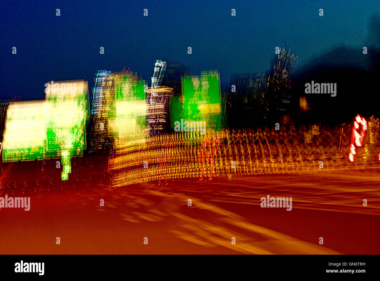 Tysons Corner, Virginia, Stati Uniti d'America - immagine sfocata di firmare le schede madri e barricate sulla strada al tramonto sulla Interstate 495 in Fairfax County, Virginia. Foto Stock
