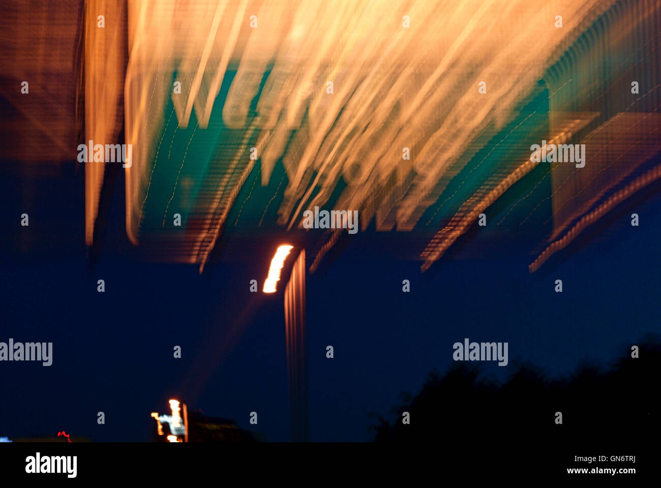 Tysons Corner, Virginia, Stati Uniti d'America - immagine sfocata di una autostrada firmare al tramonto sulla Interstate 495 in Fairfax County, Virginia. Foto Stock