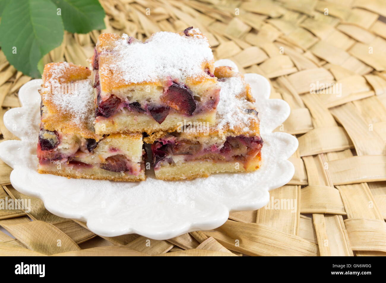 Prugna frutto dolce fette di torta su una piastra Foto Stock