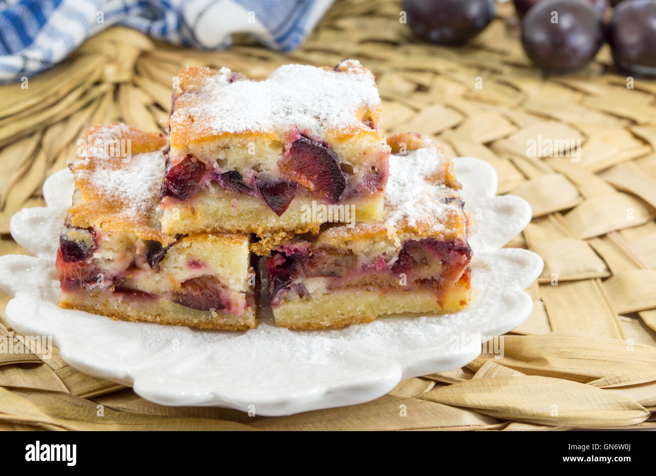 Prugna frutto dolce fette di torta su una piastra Foto Stock