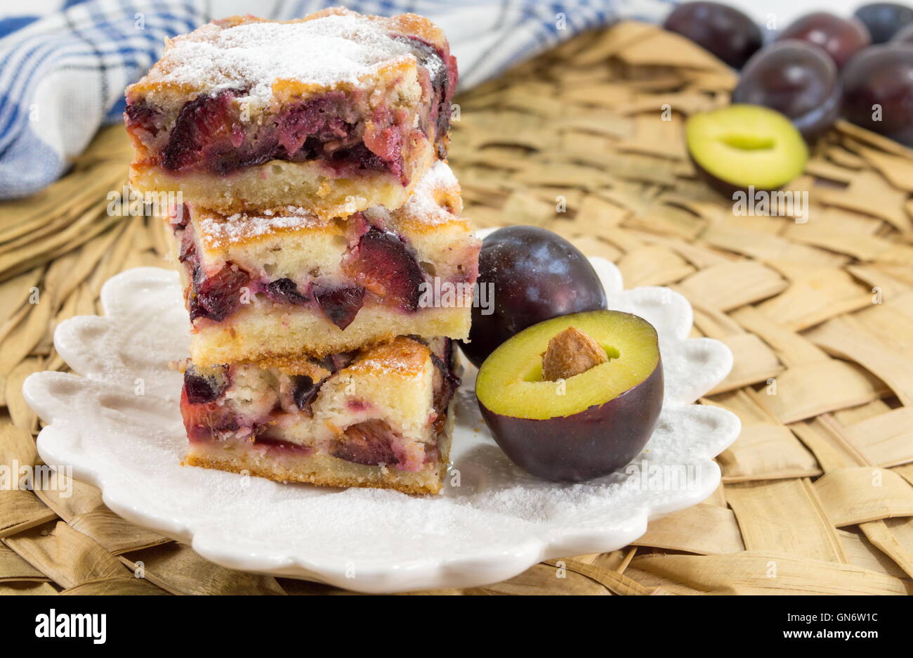 Prugna frutto dolce fette di torta su una piastra Foto Stock