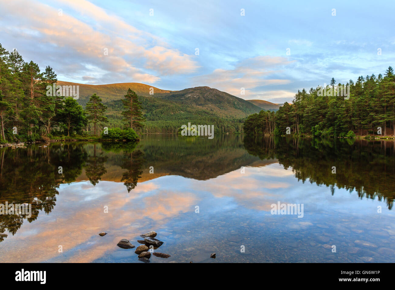 Loch un Eilean, Rothiemurchus, Scozia al tramonto Foto Stock
