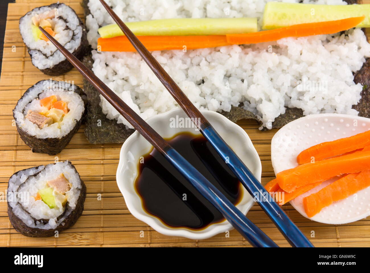 La preparazione del sushi. Sushi ingredienti e realizzati rotoli di sushi Foto Stock