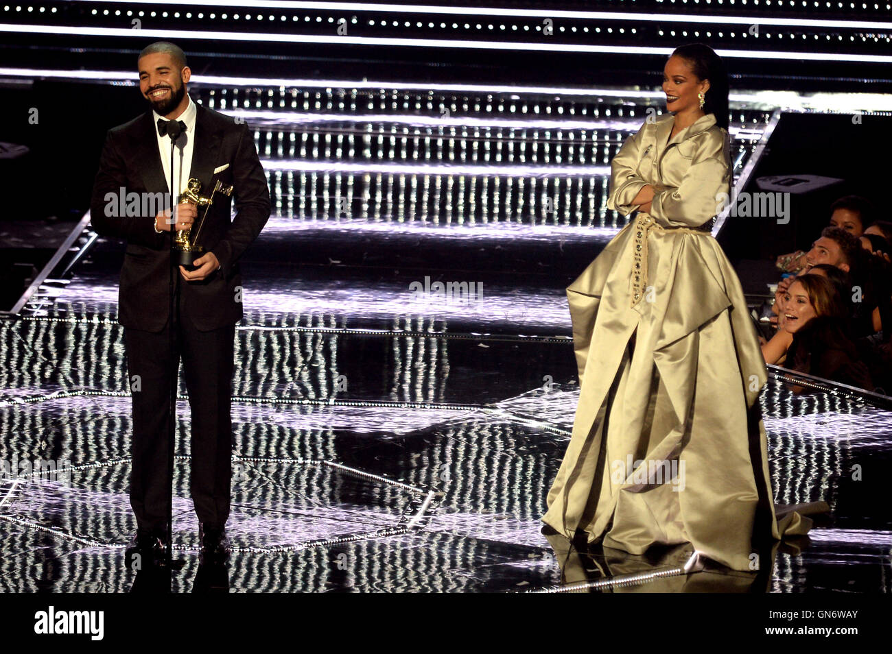 Drake presenta Rihanna con Michael Jackson Premio Vanguard durante lo spettacolo a MTV Video Music Awards 2016, Madison Square Garden di New York City. Foto Stock