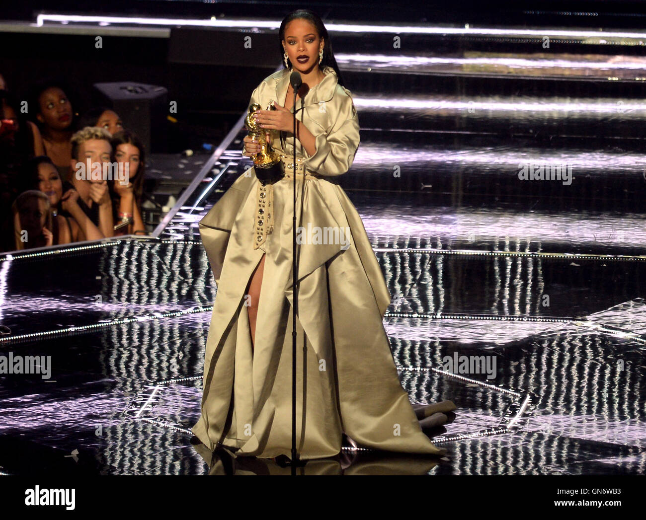 Rihanna con Michael Jackson Premio Vanguard durante lo spettacolo a MTV Video Music Awards 2016, Madison Square Garden di New York City. Foto Stock