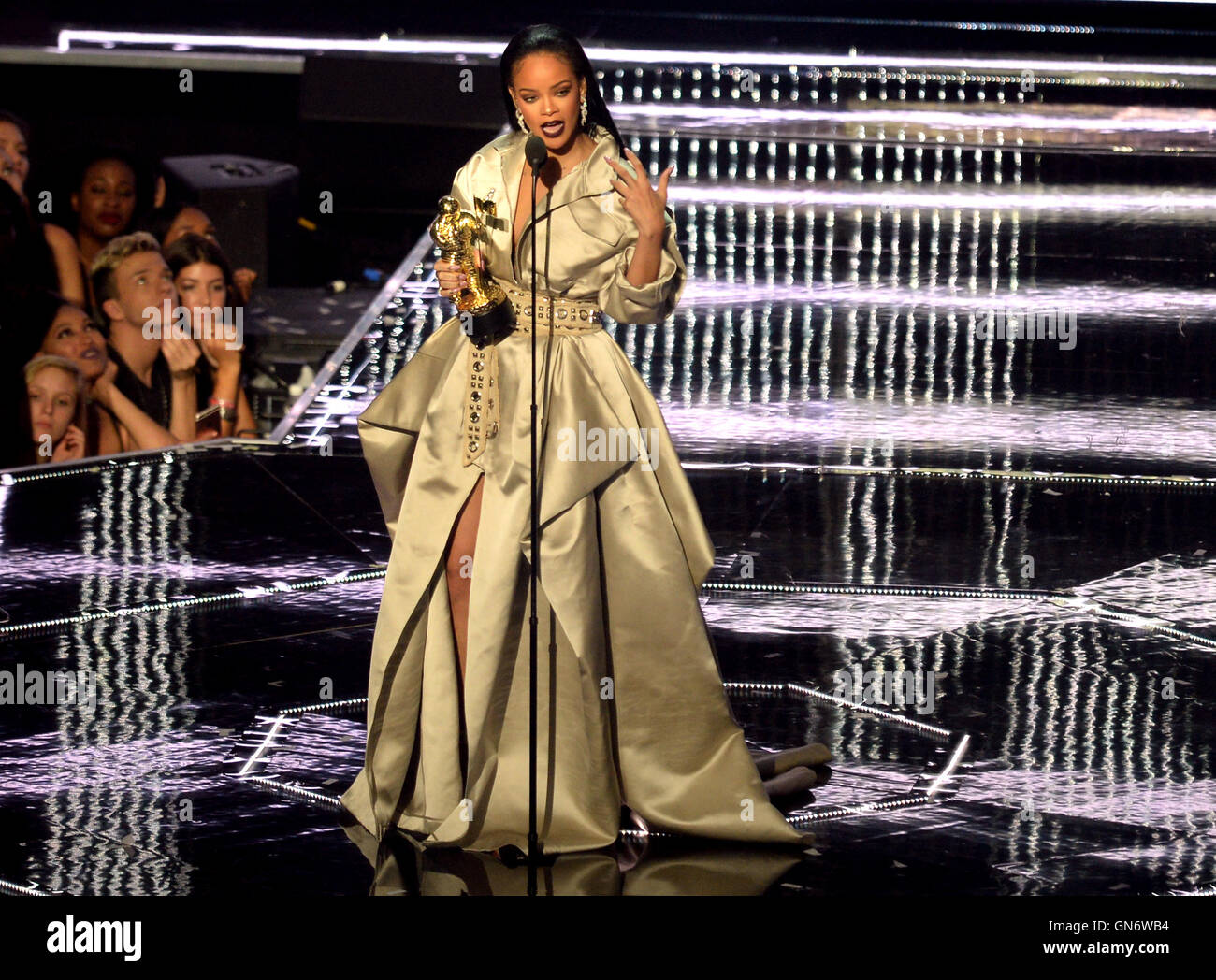 Rihanna con Michael Jackson Premio Vanguard durante lo spettacolo a MTV Video Music Awards 2016, Madison Square Garden di New York City. Foto Stock