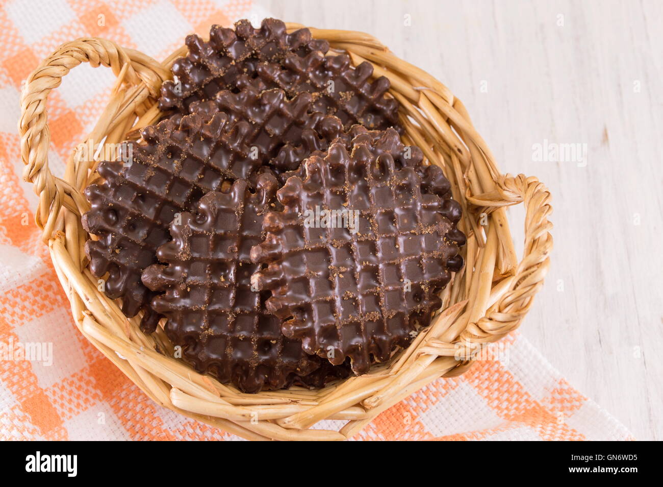 Ricoperta di cioccolato round biscotti fatti in casa nel cesto in legno Foto Stock