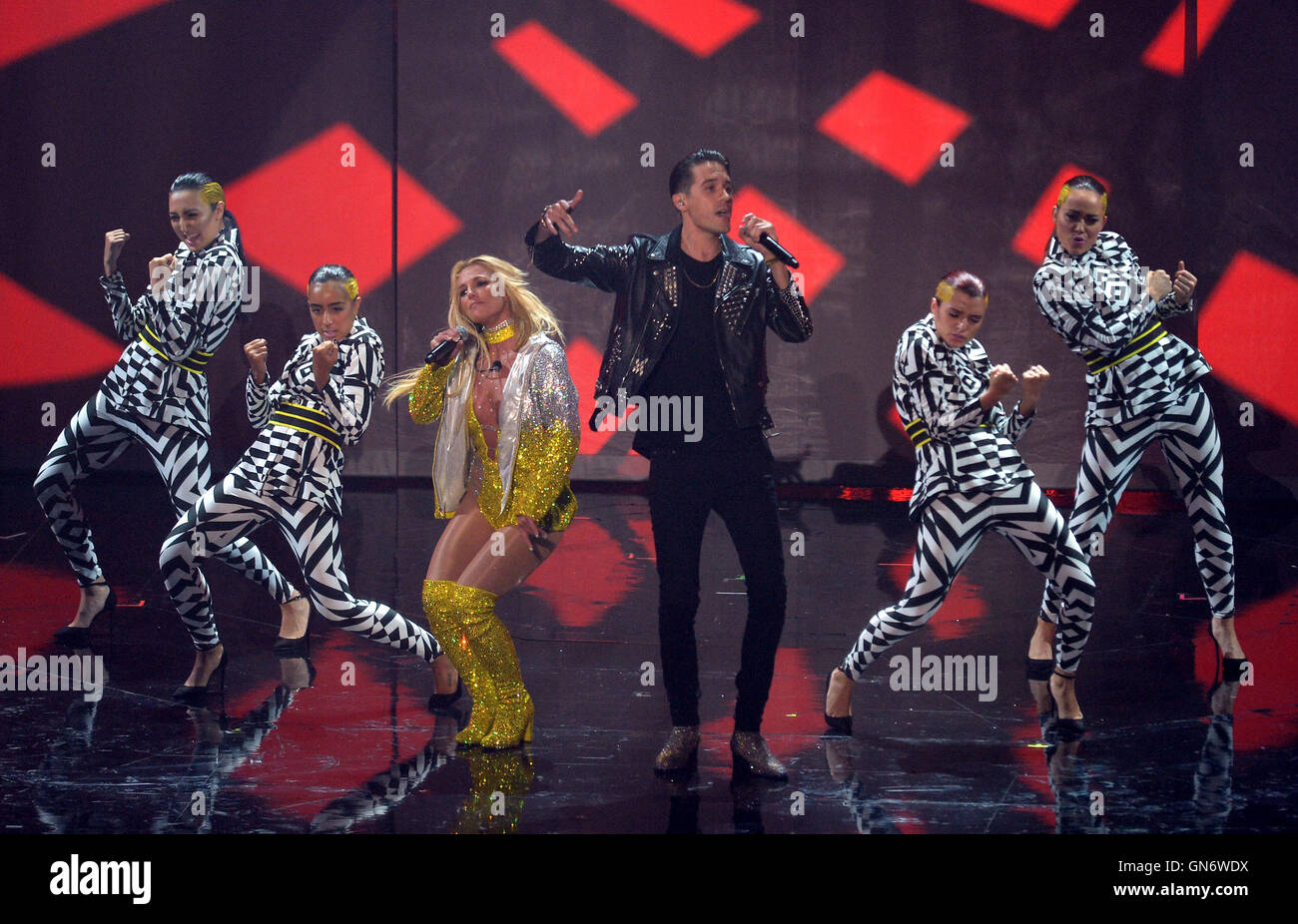 Britney Spears esegue sul palco con G-Eazy durante lo spettacolo a MTV Video Music Awards 2016, Madison Square Garden di New York City. Foto Stock