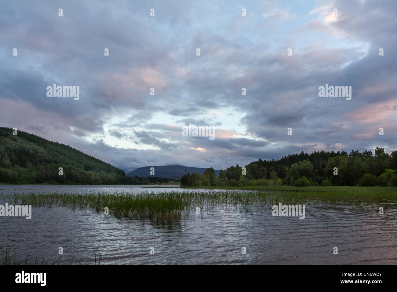 Loch Pityoulish, Scozia al tramonto Foto Stock