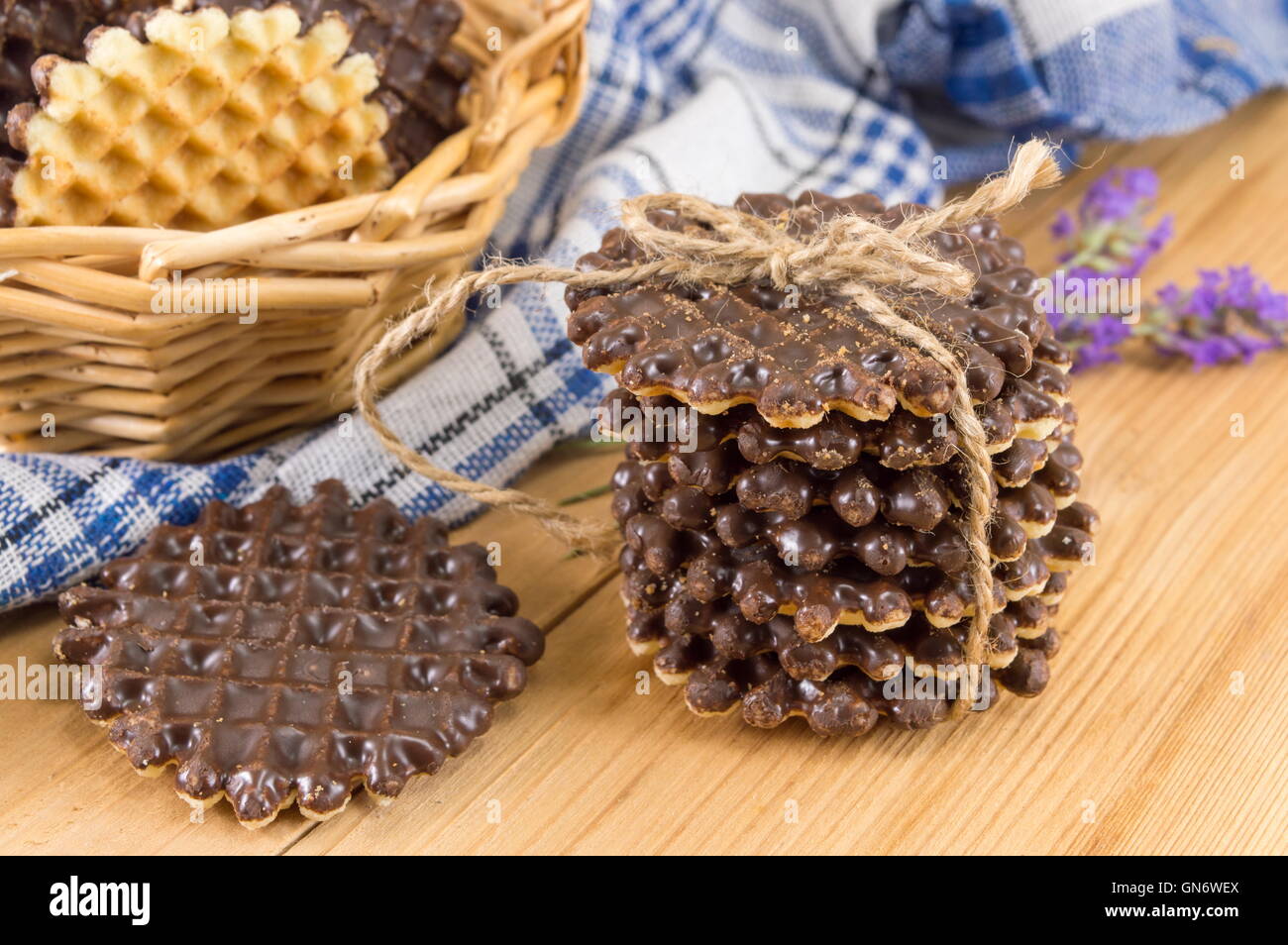Ricoperta di cioccolato round biscotti caserecci disposizione rustico Foto Stock