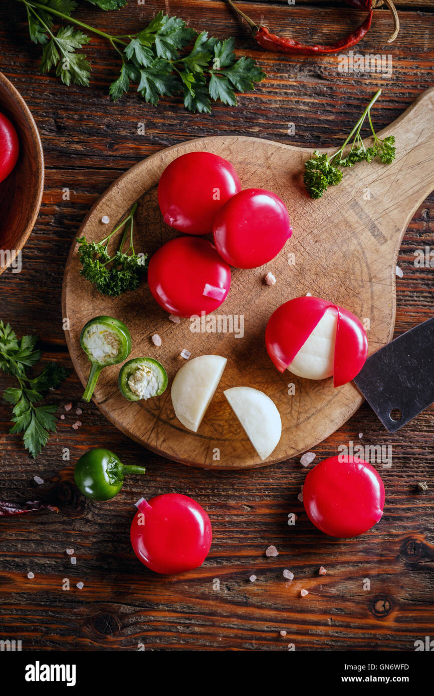 Vista superiore del formaggio cheddar in cera rossa Foto Stock