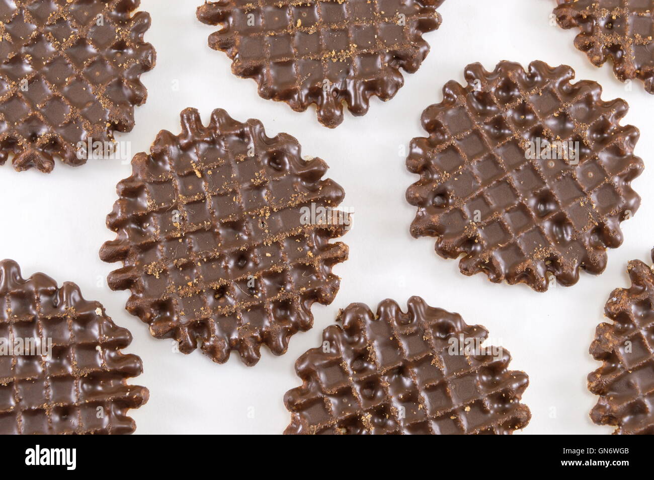 Ricoperta di cioccolato round biscotti fatti in casa su bianco Foto Stock