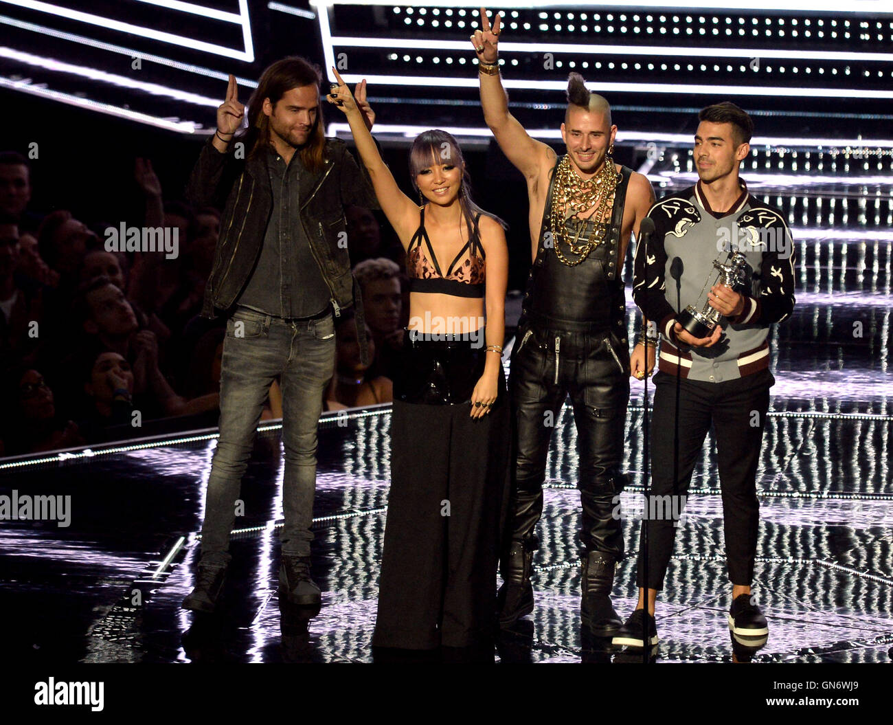 Cole Whittle, Joe Jonas, JinJoo Lee e Jack Lawless di DNCE con il loro premio durante la mostra a MTV Video Music Awards 2016, Madison Square Garden di New York City. Foto Stock