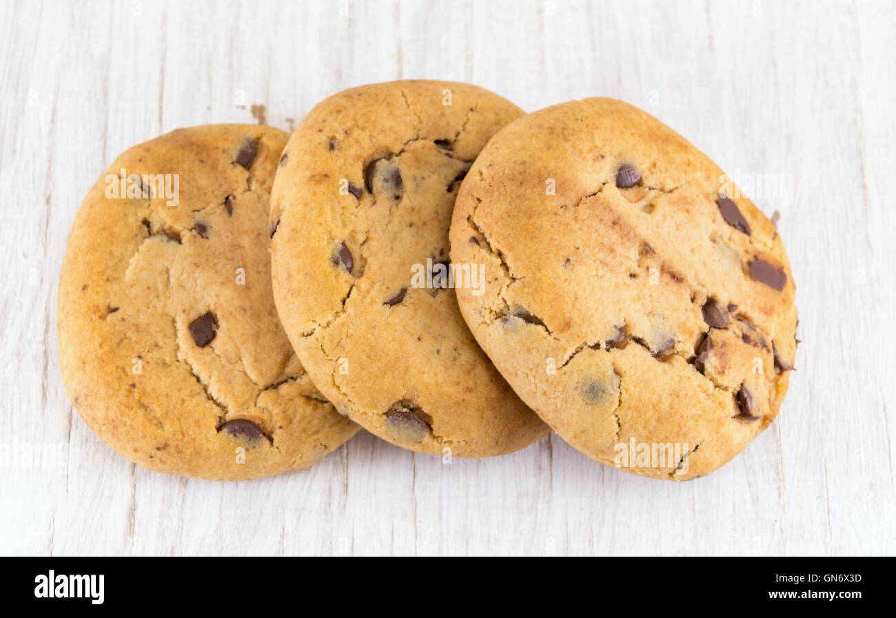 I biscotti al cioccolato su sfondo bianco Foto Stock