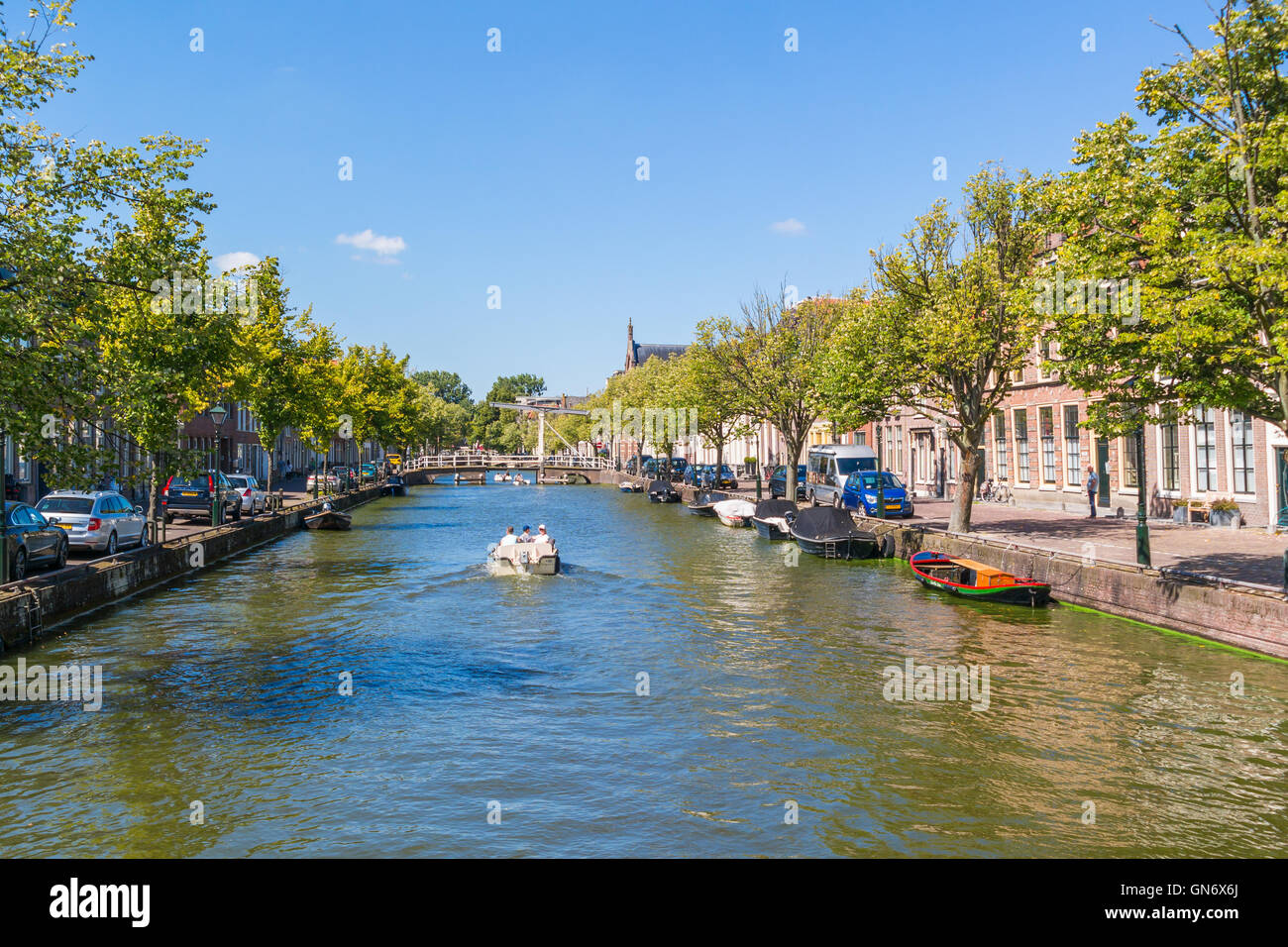 Oudegracht canal con filari di alberi e persone in barca, Alkmaar, North Holland, Paesi Bassi Foto Stock