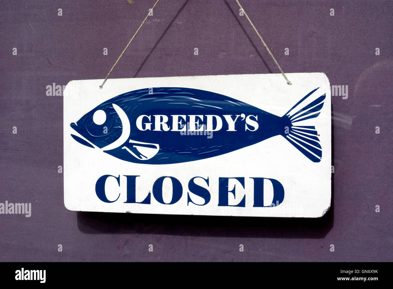 Pesce e chip shop segno chiuso, Stow-su-il-Wold, Gloucestershire, England, Regno Unito Foto Stock