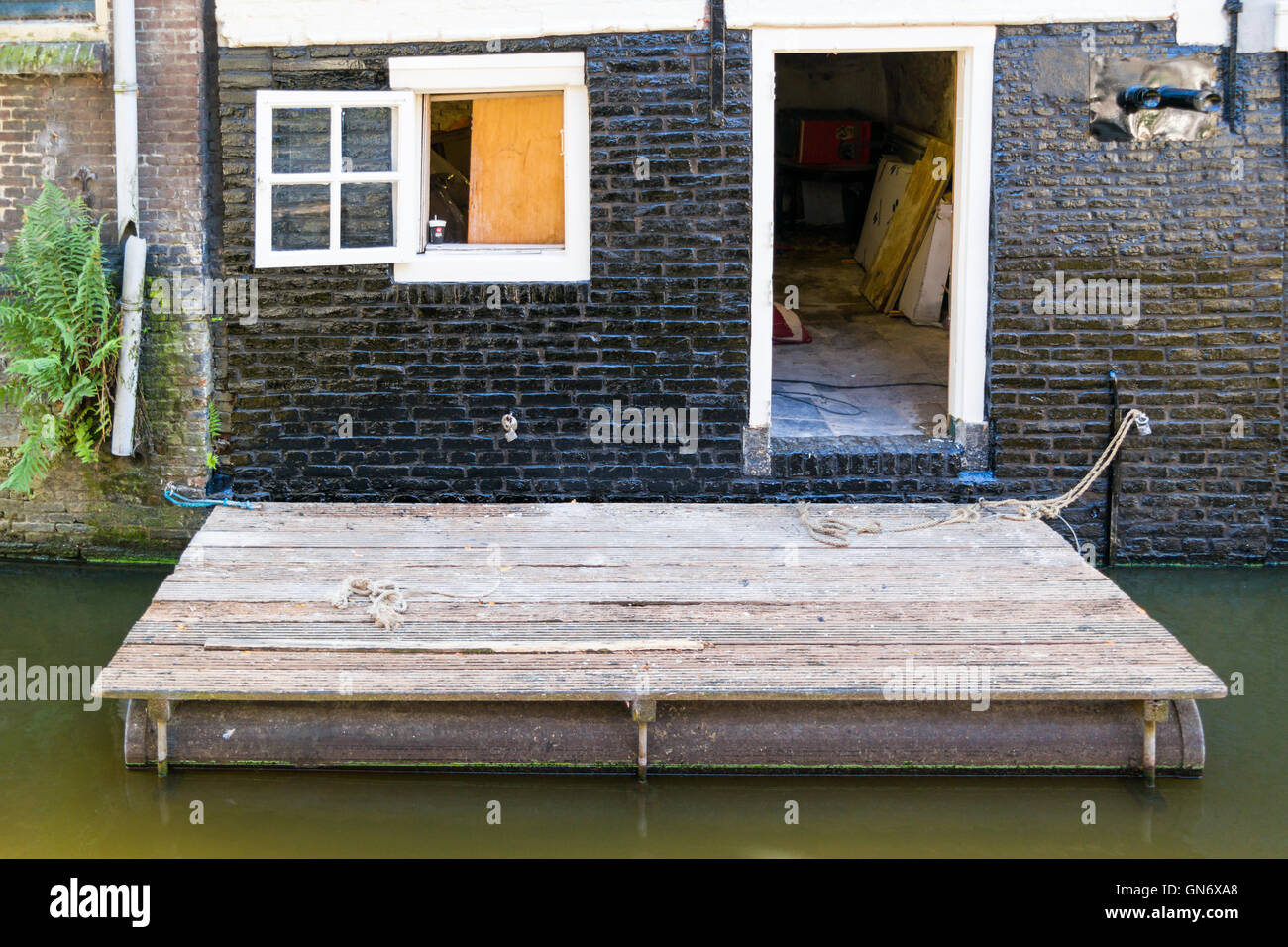 Vecchia casa galleggiante con piattaforma di legno sul canal Kooltuin in Alkmaar, Paesi Bassi Foto Stock