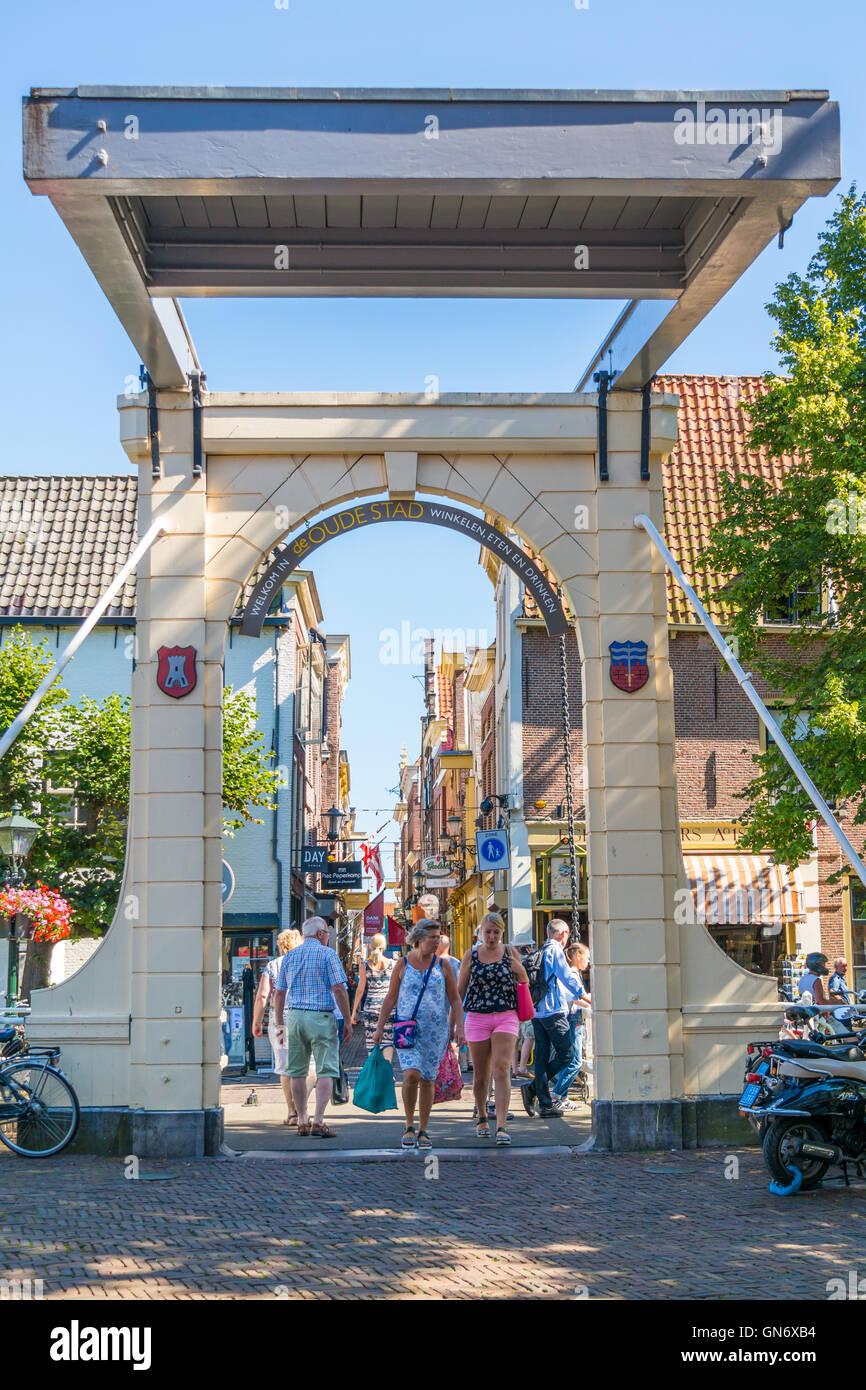 La gente che camminava sul ponte Bathbrug per via dello shopping Fnidsen in Alkmaar, Paesi Bassi Foto Stock
