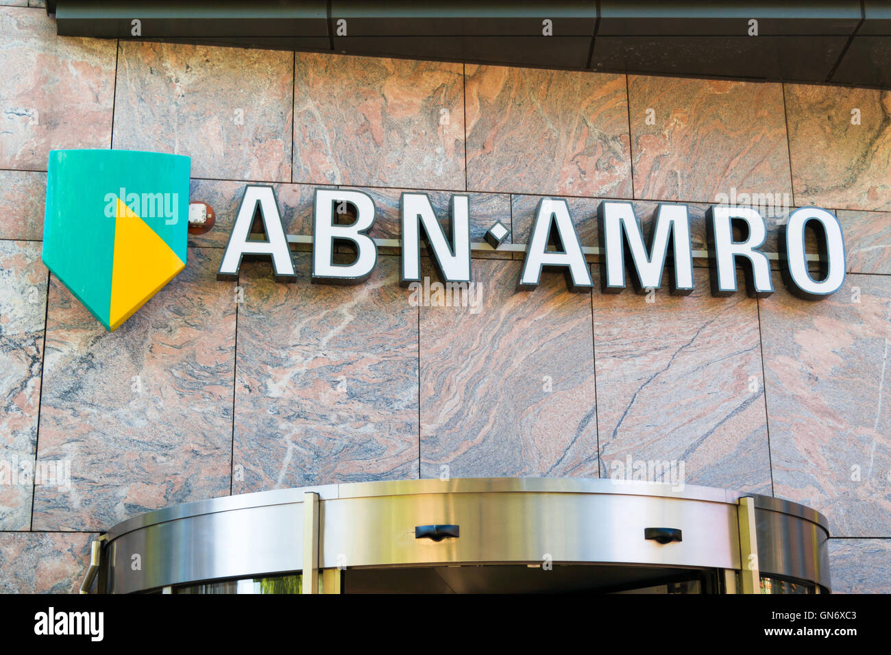 Nome del marchio logo ABN AMRO Bank sulla filiale locale di Alkmaar, North Holland, Paesi Bassi Foto Stock