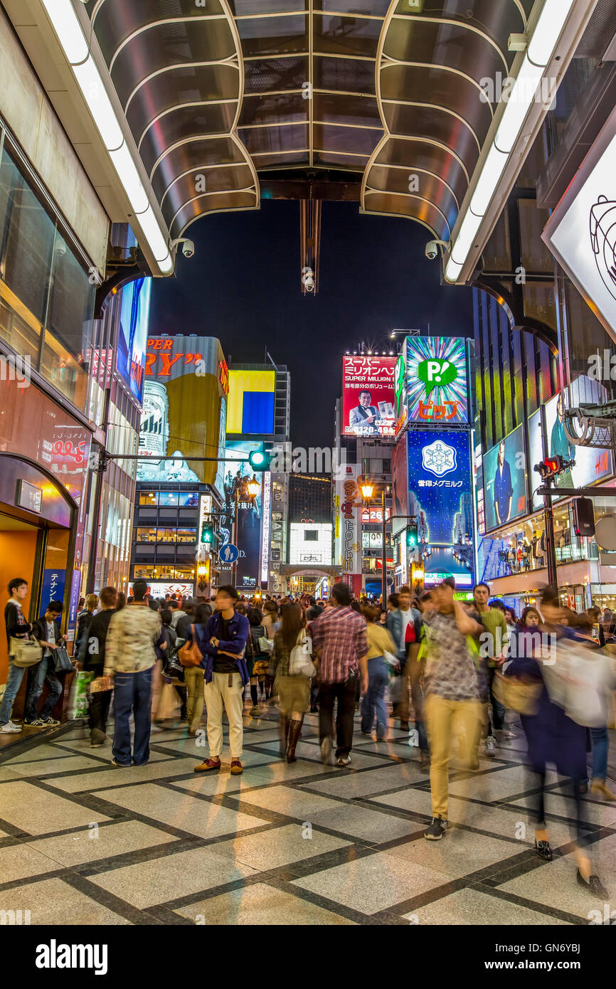 Shinsaibashi di notte, Osaka, Giappone Foto Stock