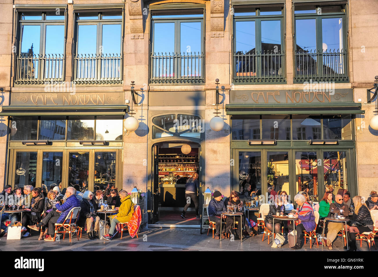 Persone rilassante in un Cafe di Strøget, Copenhagen, Danimarca Foto Stock