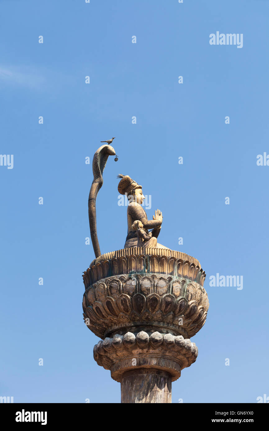 Statua di re Yoganarendra Malla, Durbar Square, Patan Nepal Foto Stock