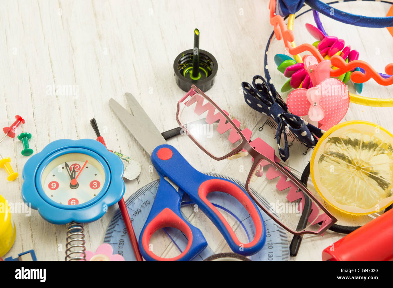 Il caos creativo di strumenti di formazione per il nuovo anno scolastico Foto Stock