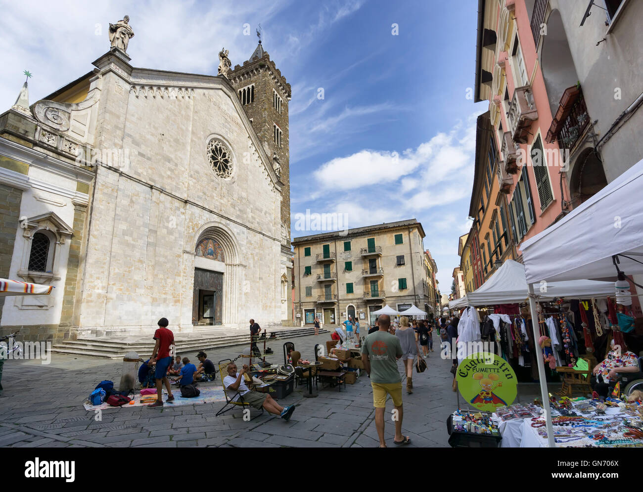 SARZANA, Italia - 18 agosto 2016: popolare mercato di antiquariato e oggetti vintage a Sarzana, Liguria, Italia. Foto Stock