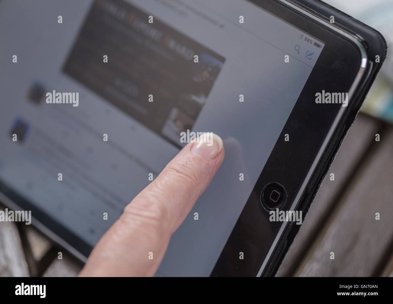 Ipad Mini utilizzata dalla giovane donna Foto Stock