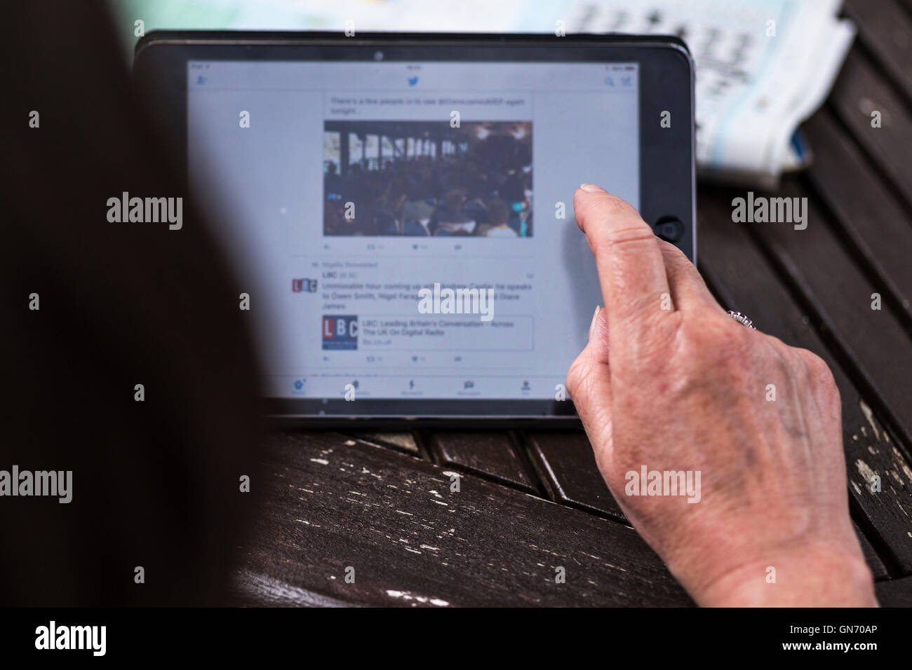 Ipad Mini utilizzata dalla giovane donna Foto Stock