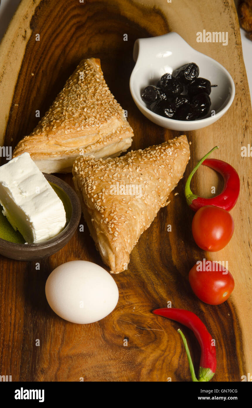 Borek (anche Burek) un bagno turco di pasta con ripieno di formaggio o di patate o di fungo con uovo sodo Foto Stock