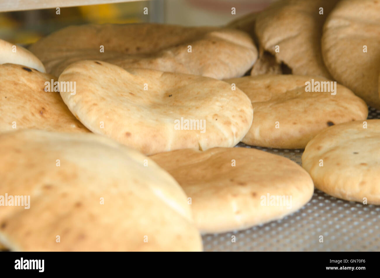 Pane appena sfornato pane pita in una panetteria Foto Stock