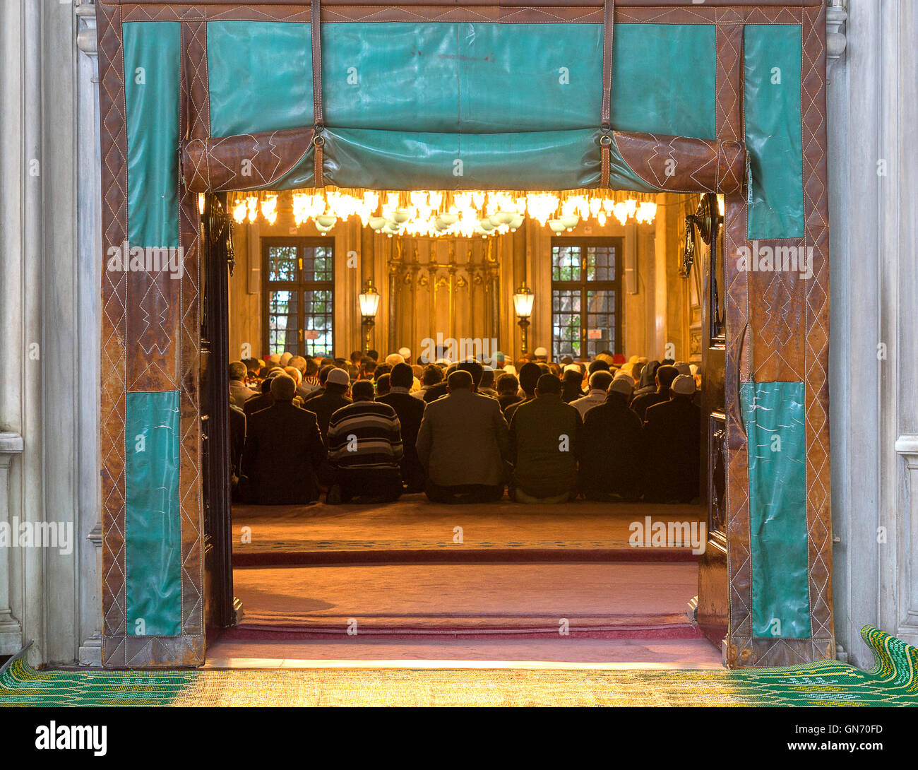 La preghiera musulmana in una moschea di Istanbul, Turchia Foto Stock