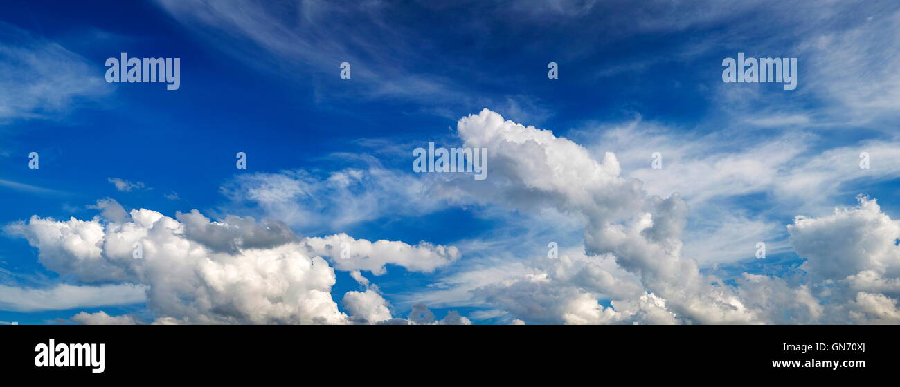 Nuvole bianche sul Cielo di estate blu Foto Stock