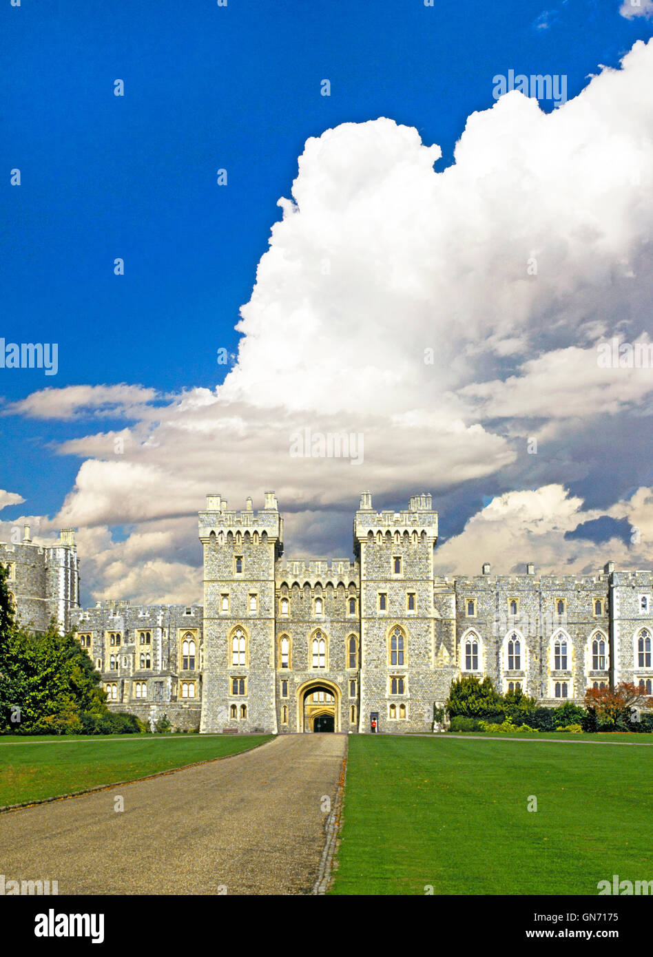 Il retro del Castello di Windsor dalla regina del grande parco lungo il Tamigi a Londra in Inghilterra Foto Stock