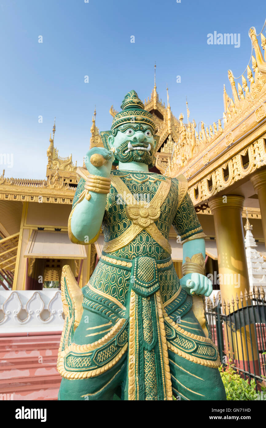 Verde demone buddista custode statua, Kyauktawgyi pagoda ai piedi del Mandalay Hill, Mandalay Myanmar Foto Stock