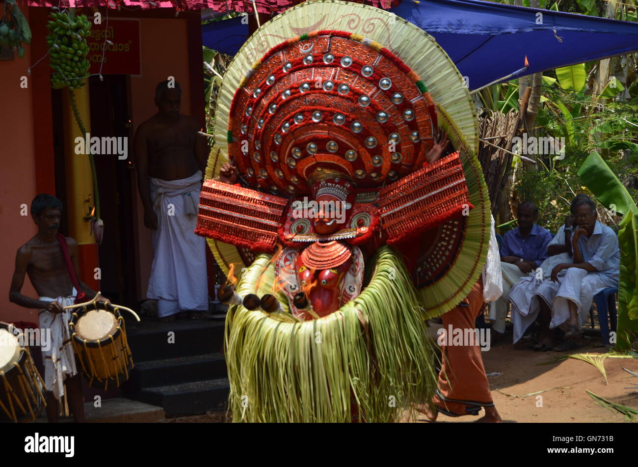 Theechamundi-Theyyam-it è una danza rituale popolare nel Nord Kerala o la ex Kolathunadu. Foto Stock