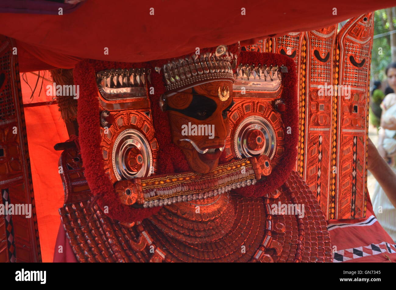 Theyyam-it è una danza rituale popolare nel Nord Kerala o la ex Kolathunadu. Foto Stock