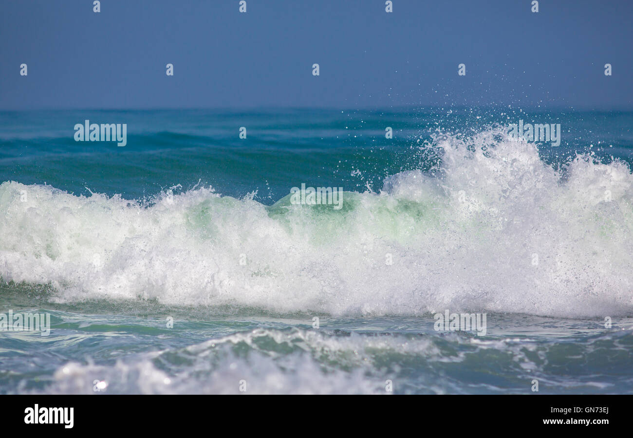 Mare blu paesaggio, onda viaggiante con schiuma Foto Stock