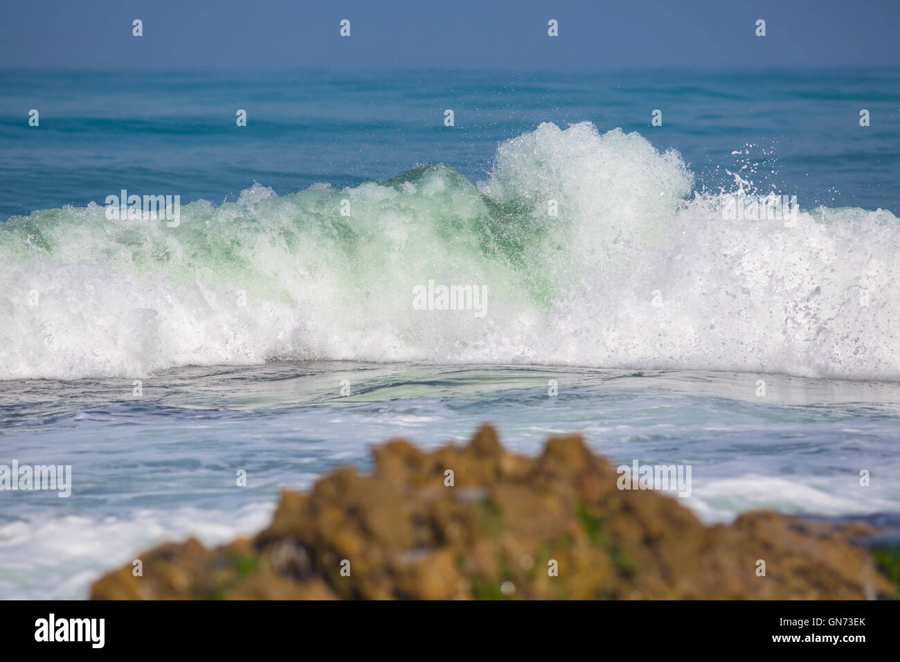 Mare blu paesaggio, onda viaggiante con schiuma Foto Stock