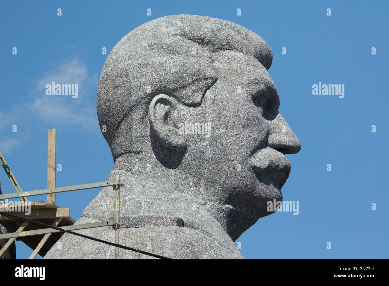 Grande testa del dittatore sovietico Joseph Stalin che si innalzano per oltre Letna Park a Praga Repubblica Ceca, durante la televisione ceca filmare Foto Stock