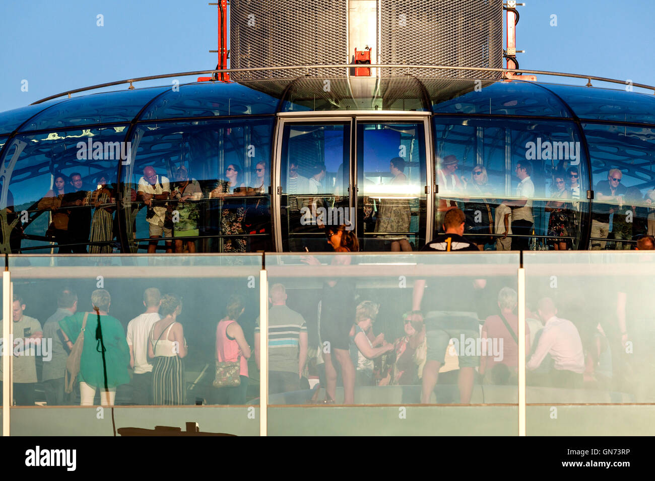 La gente in attesa a bordo della British Airways i360 torre di osservazione, Brighton, Sussex, Regno Unito Foto Stock