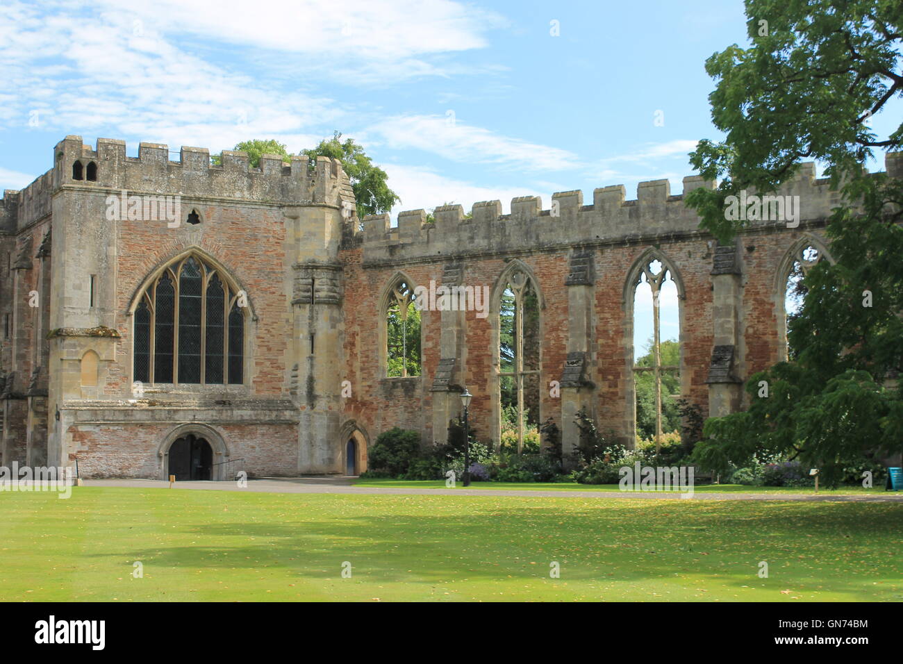 Prato, romantica a corona la rovina e la cappella del Palazzo Vescovile, pozzi, Somerset, Inghilterra, Regno Unito Foto Stock