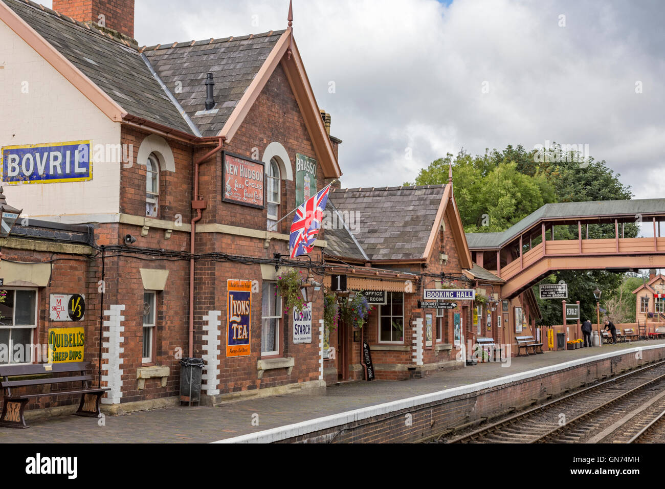 Treno a vapore in Severn Valley Railway a Bewdley stazione, Worcestershire, England, Regno Unito Foto Stock