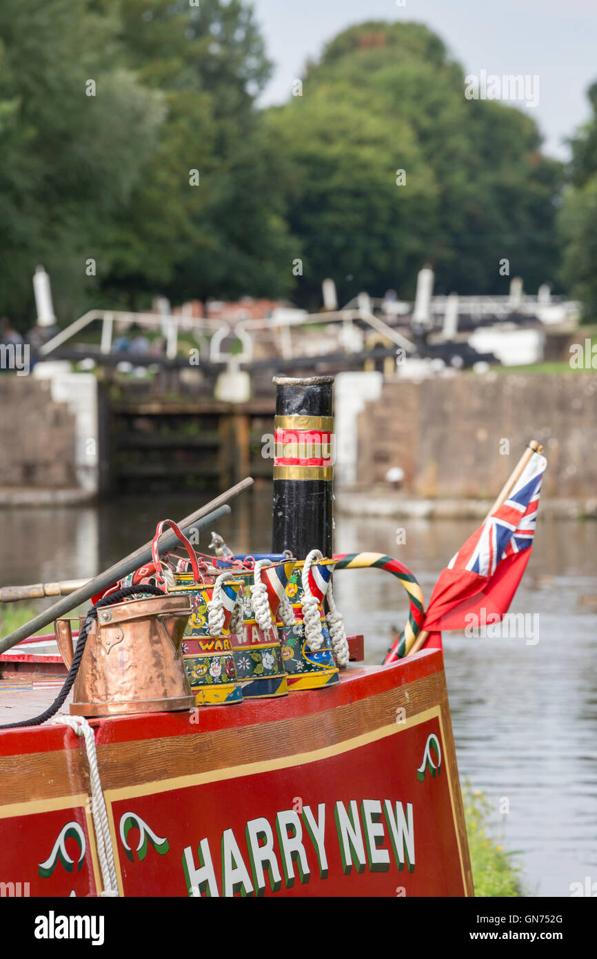 Colorfull Buckby tradizionale può essere dipinto su un narrowboat, Grand Union Canal a Hatton vicino a Warwick, Warwickshire, Inghilterra, Regno Unito Foto Stock