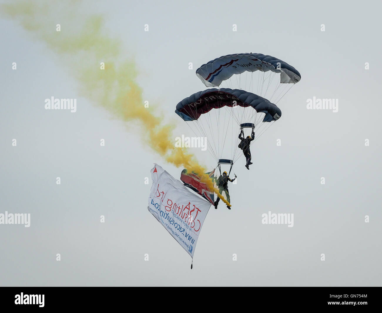 Le Tigri paracadute Team Display eseguendo a Dunsfold Foto Stock